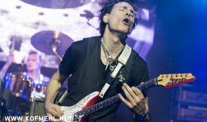 Steve Vai 24